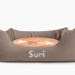 Cama para mascotas en color Visón con cojín Triángulos Teja con bordado